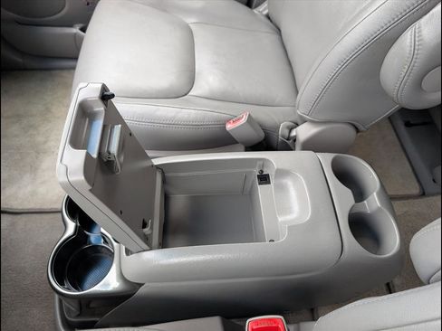 Used 2010 Toyota Sienna XLE image 21