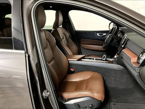 Used 2023 Volvo XC60 B5 Plus image 7
