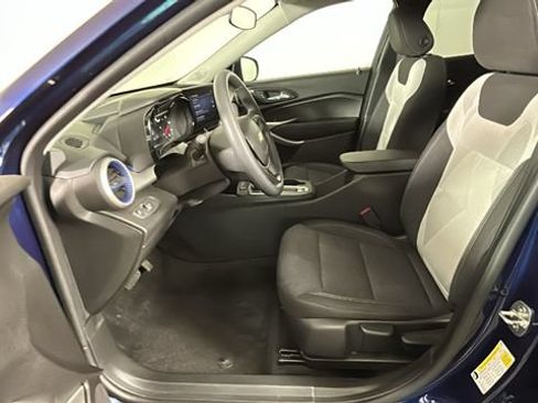 Used 2024 Chevrolet Trax LS w/ LS Convenience Package FWD image 11