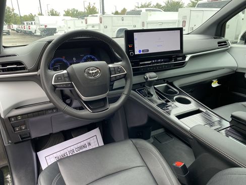 Used 2025 Toyota Sienna XSE image 33