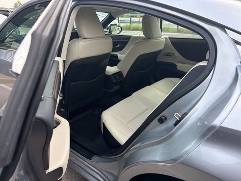 Used 2024 Lexus ES 350 w/ Premium Package FWD image 4