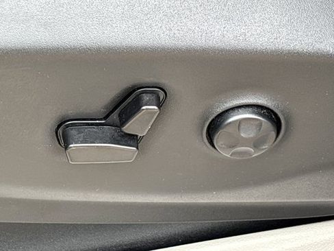 Used 2024 Chrysler Pacifica Touring-L FWD image 22