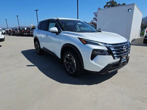 Used 2025 Nissan Rogue SV FWD image 2