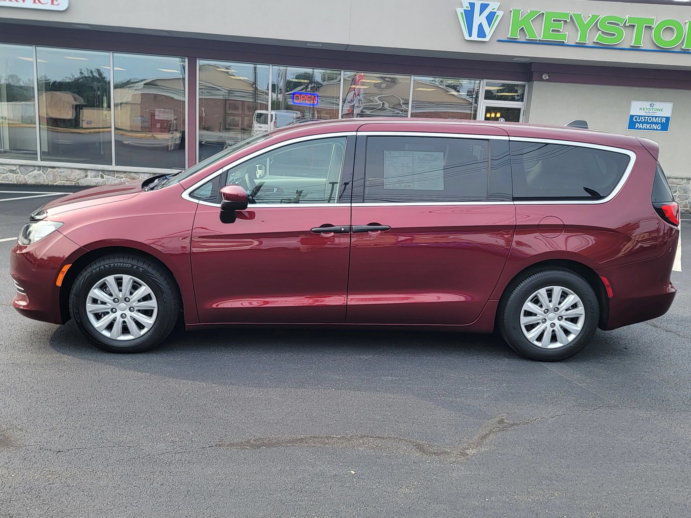 Used 2020 Chrysler Voyager L FWD image 8