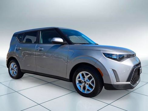 Used 2024 Kia Soul LX w/ Option Group 015 FWD image 3