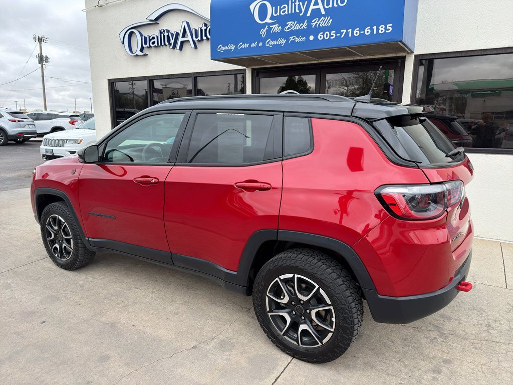 Used 2025 Jeep Compass Trailhawk AWD/4WD image 7