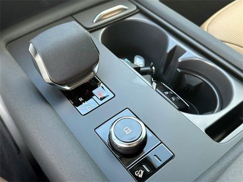 New 2025 Land Rover Discovery Dynamic SE image 24