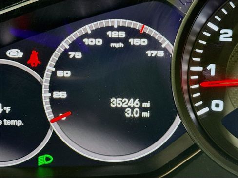 Used 2022 Porsche Cayenne Coupe w/ Premium Package image 17