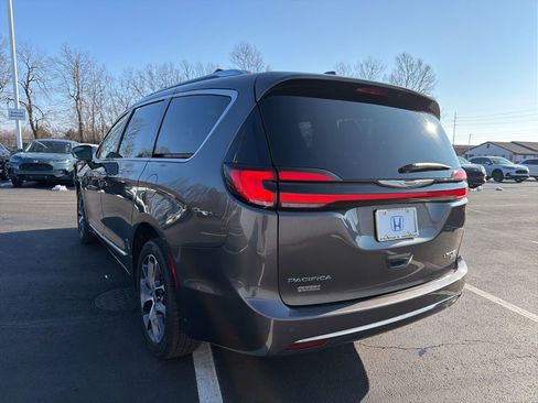 Used 2021 Chrysler Pacifica Limited image 3