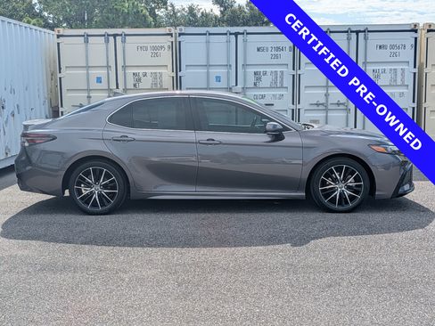Used 2022 Toyota Camry SE FWD image 3