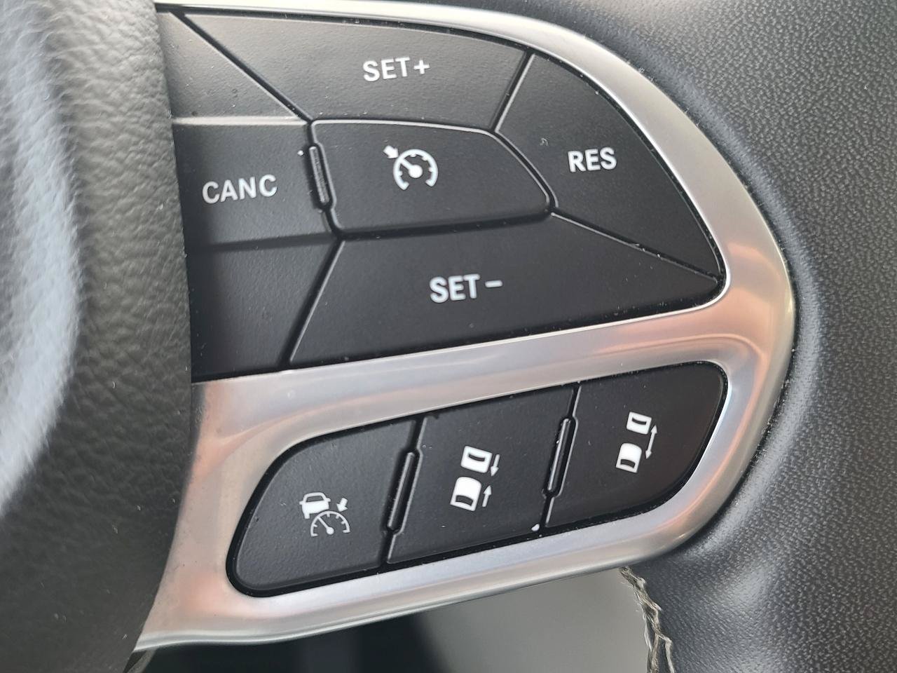Used 2023 Chrysler Pacifica Touring-L FWD image 32