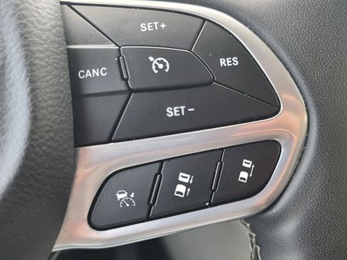 Used 2023 Chrysler Pacifica Touring-L FWD image 32
