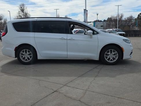 Used 2022 Chrysler Pacifica Touring-L image 4