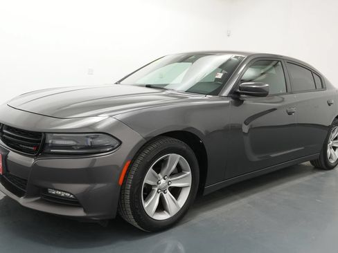 Used 2016 Dodge Charger SXT RWD image 3