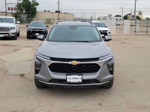 Used 2025 Chevrolet Trax LT FWD image 3