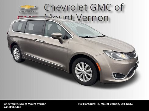 Used 2017 Chrysler Pacifica Touring-L image 7