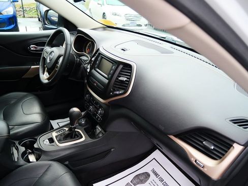 Used 2017 Jeep Cherokee Sport AWD/4WD image 30