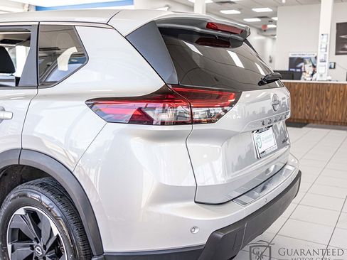 Used 2024 Nissan Rogue SV AWD/4WD image 12