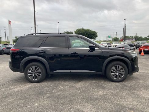 Used 2024 Nissan Pathfinder SV FWD image 4
