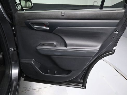 Used 2023 Toyota Highlander XLE AWD/4WD image 35