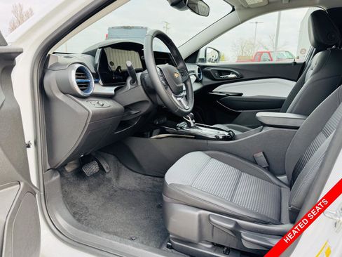 Used 2025 Chevrolet Trax LT w/ LT Convenience Package image 3