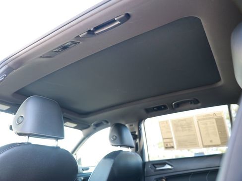 Used 2023 Volkswagen Tiguan SE R-Line image 33