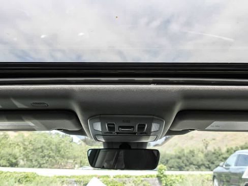 Used 2021 Toyota Highlander XLE AWD/4WD image 12