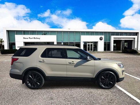 Used 2018 Ford Explorer XLT w/ Equipment Group 202A image 9