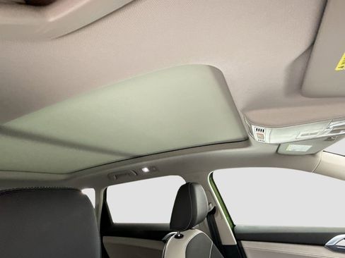 Used 2025 Volkswagen Taos SE w/ Panoramic Sunroof Package image 16