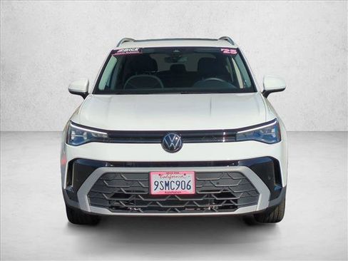 Used 2025 Volkswagen Taos SE w/ Panoramic Sunroof Package image 2