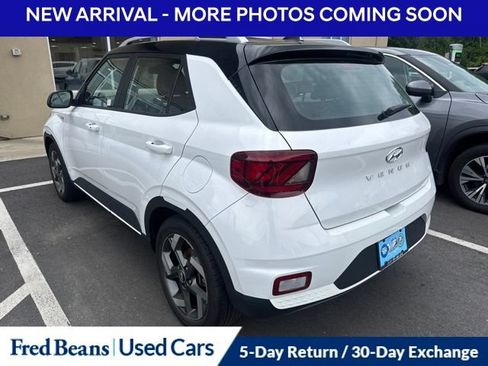 Used 2023 Hyundai Venue Limited FWD image 4