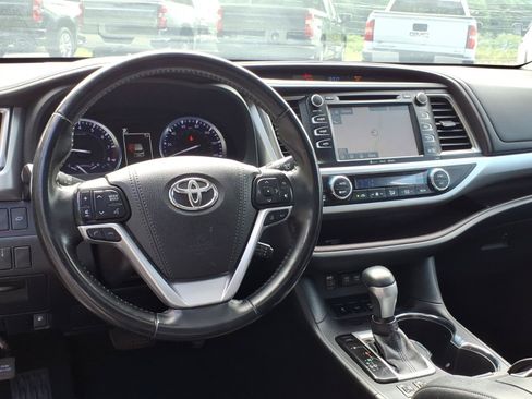 Used 2019 Toyota Highlander XLE AWD/4WD image 11