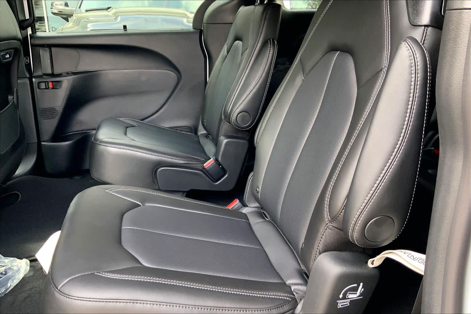 New 2026 Chrysler Pacifica Select w/ S Appearance Package FWD image 20