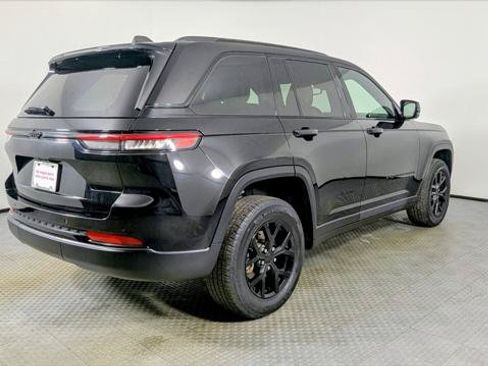 Used 2024 Jeep Grand Cherokee Altitude RWD image 7