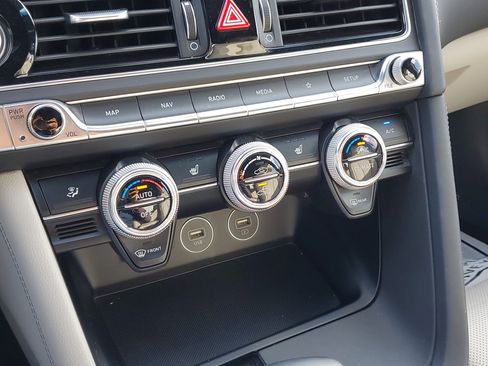 Used 2023 Genesis G70 2.0T image 25