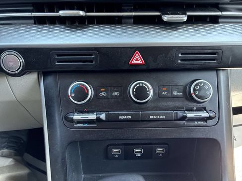 Used 2024 Kia Carnival LX FWD image 18