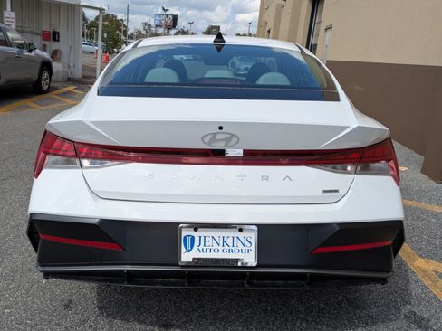 New 2025 Hyundai Elantra Limited image 6