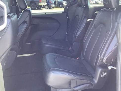 Certified 2025 Chrysler Pacifica Select FWD image 18