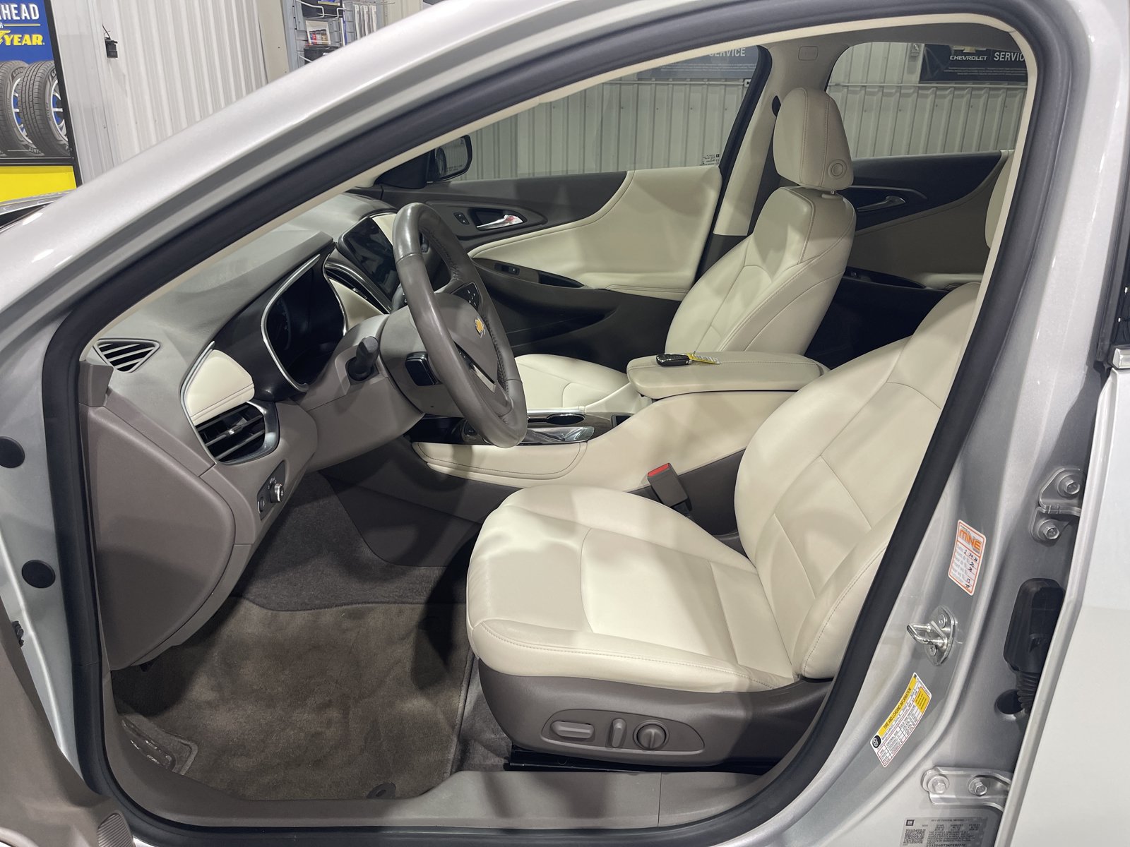 Used 2019 Chevrolet Malibu LT w/ Leather Package FWD image 2