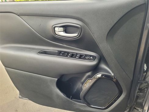 Used 2023 Jeep Renegade Altitude image 12