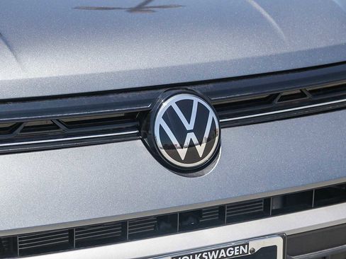 New 2025 Volkswagen Taos SE w/ Black Wheel Package FWD image 5