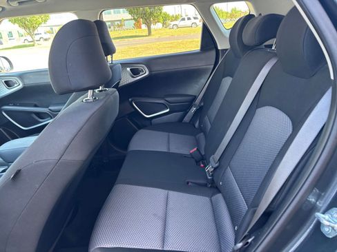 Used 2025 Kia Soul LX w/ LX Technology Package FWD image 23
