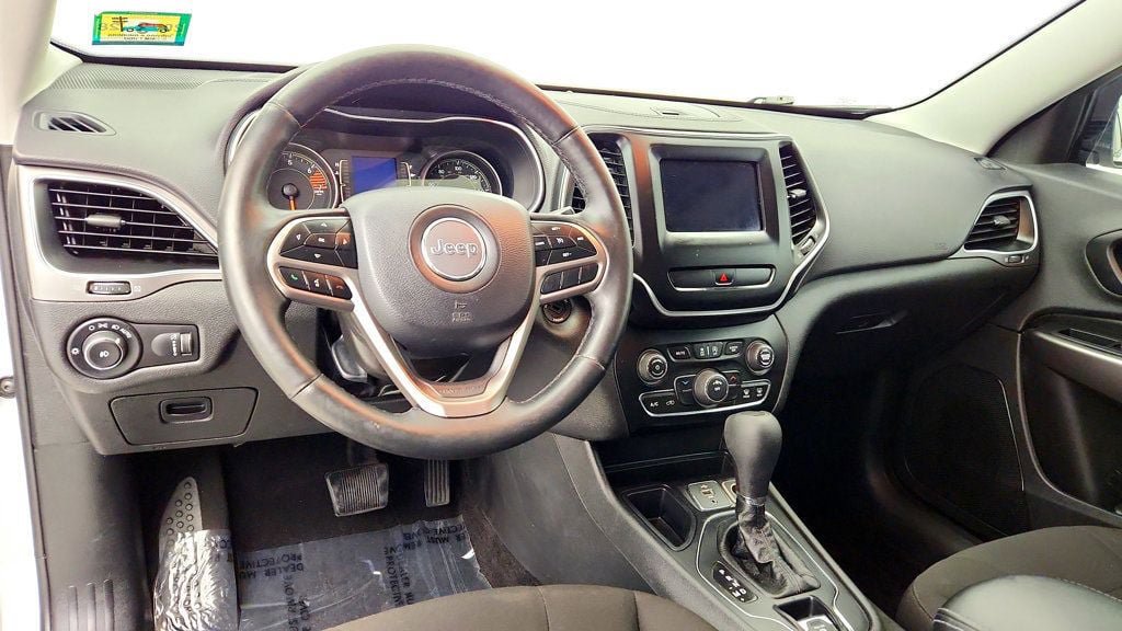 Used 2019 Jeep Cherokee Latitude w/ Cold Weather Group FWD image 12
