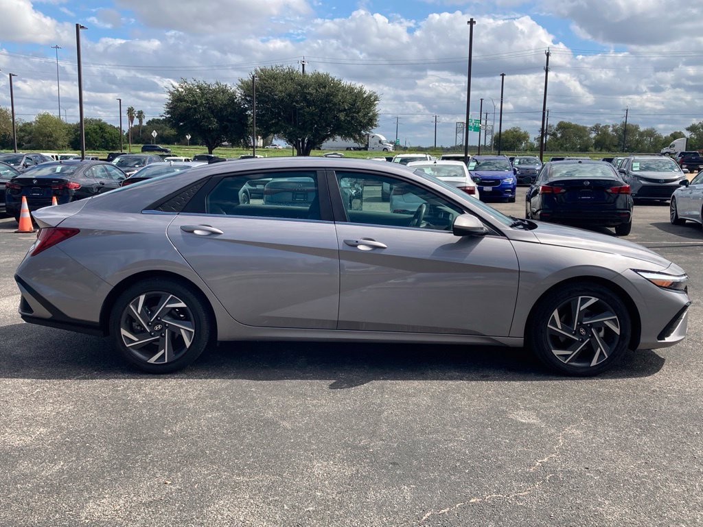 Used 2025 Hyundai Elantra SEL FWD image 3