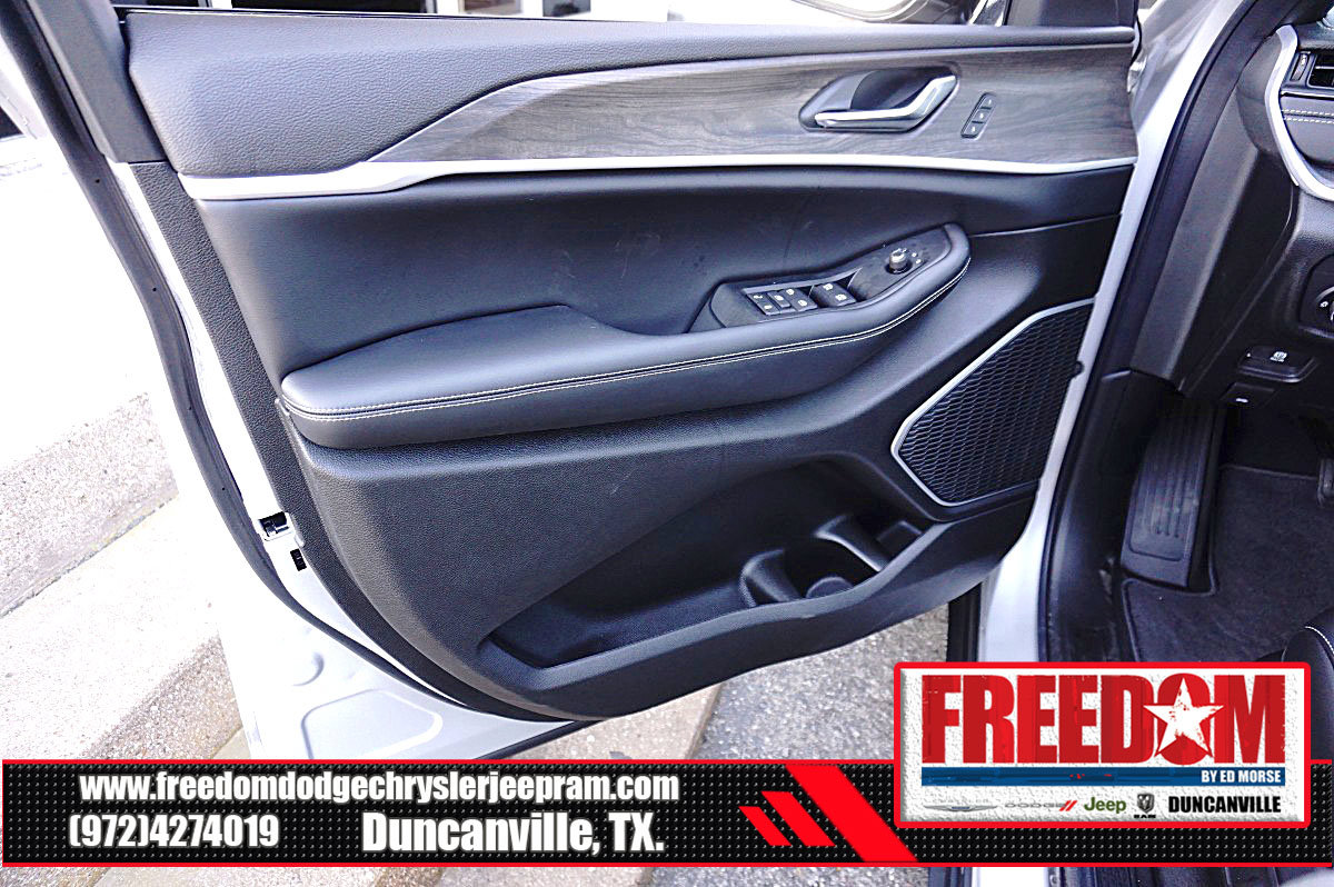 New 2026 Jeep Grand Cherokee Limited w/ Limited Altitude Package AWD/4WD image 39