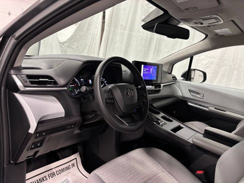 Used 2026 Toyota Sienna LE FWD image 15