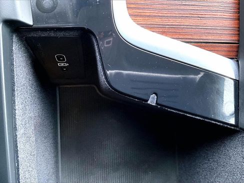 Certified 2023 Volvo XC60 B5 Plus w/ Protection Package Premier image 15