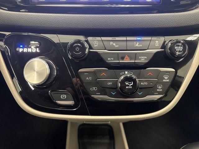 Used 2023 Chrysler Pacifica Touring-L FWD image 17