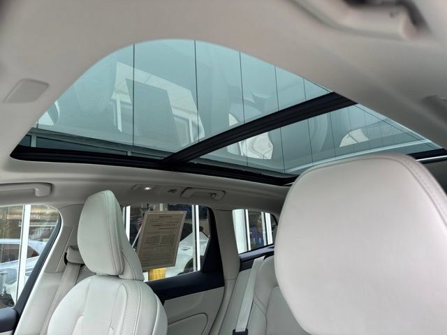 Certified 2022 Volvo XC60 B5 Inscription w/ Advanced Package AWD/4WD image 28