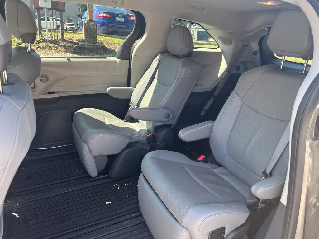 Used 2024 Toyota Sienna Limited FWD image 5